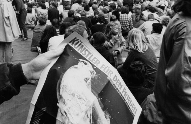 Künstler für den Frieden (Hamburg, St. Pauli Stadion, 2. September 1983 Publikum im Stadion mit dem Plakat "Künstler für den Frieden" 1983 von Holger Matthies )