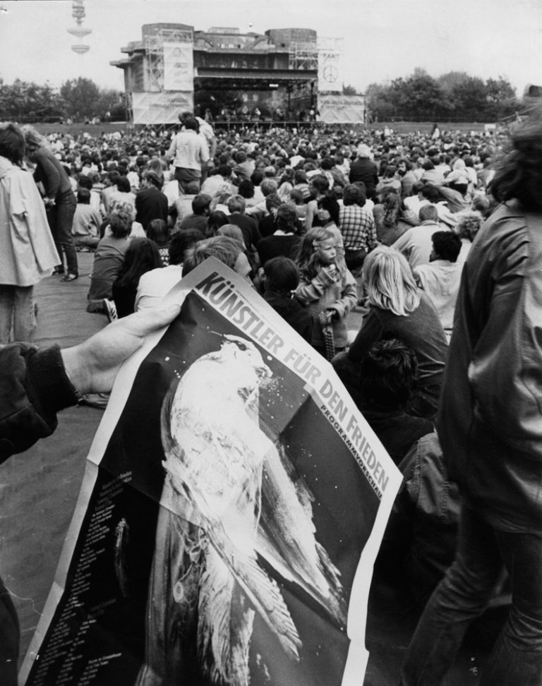 Hamburg, St. Pauli Stadion, 2. September 1983 Publikum im Stadion mit dem Plakat „Künstler für den Frieden“ 1983 von Holger Matthies