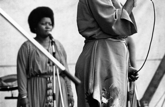 Künstler für den Frieden (Bochum, 11. September 1982 Harry Belafonte mit Miriam Makeba auf einer der acht Bühnen um das Ruhrstadion )