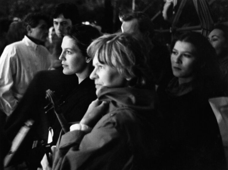 Eva Mattes und Angela Winkler ausf der Seitenbühne