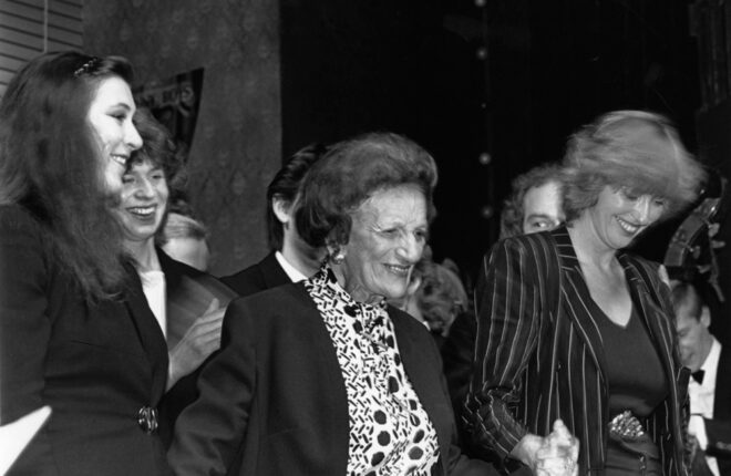 Liederreise – Ein Fest mit Freunden (Eva Mattes, Ida Ehre, Irngard Schleier und Ensemble bei der Matinee "Liederreise", Theatermorgen in den Hamburger Kammerspielen,  27. September 1987  )